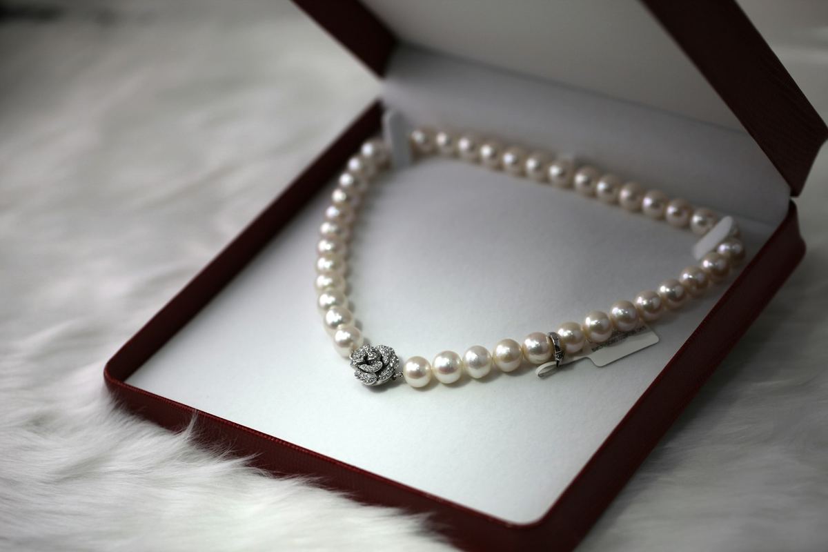 Pearl necklace in a jewelry box